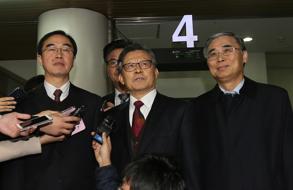 백종천 전 청와대 통일외교안보정책실장(앞줄 가운데)과 조명균 전 청와대 안보정책비서관(왼쪽)이 2015년 2월 6일 서울 서초구 서초동 서울중앙지방법원에서 2007년 남북정상회담 대화록 초본 삭제 혐의에 대해 무죄 판결이 내려진 뒤 “재판 결과는 사필귀정이라고 생각한다”고 말하고 있다. 신소영 기자 viator@hani.co.kr