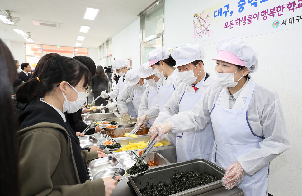 대구시내 ㅅ 중학교의 무상급식 모습. 대구에서는 올해 중학교 전면 무상급식이 시행됐다. 대구시교육청 제공