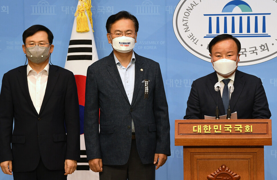 국민의힘 공명선거추진단장인 김재원 최고위원이 11일 서울 여의도 국회 소통관에서 황교안 전 대표가 제기한 대선 경선 부정선거 의혹과 관련해 결과를 발표하고 있다. 국회사진기자단 국민의힘 공명선거추진단장인 김재원 최고위원이 11일 서울 여의도 국회 소통관에서 황교안 전 대표가 제기한 대선 경선 부정선거 의혹과 관련해 결과를 발표하고 있다. 국회사진기자단