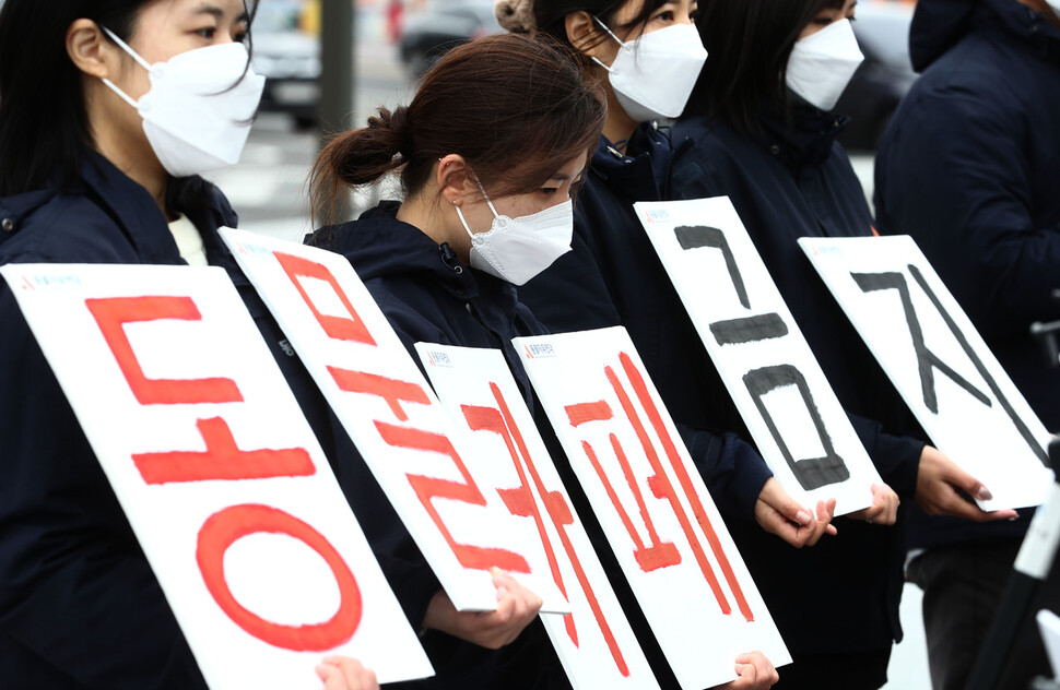 동물자유연대 회원들이 29일 오전 정부서울청사 앞에서 동물 카페를 전면 금지를 촉구하는 기자회견을 하고 있다. 윤운식 선임기자 yws@hani.co.kr