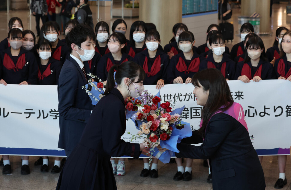 일본 구마모토현 루테루 고등학교 한 학생이 문화체육관광부 관계자에게 환영의 꽃다발을 받고 있다. 백소아 기자