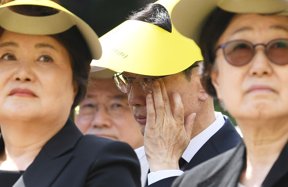 김경수 전 경남지사 추모 영상을 시청하며 눈물을 훔치고 있다. 공동취재사진