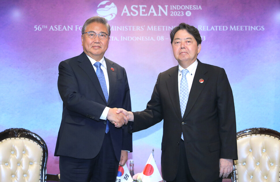 박진 외교부 장관이 13일(현지시각) 인도네시아 자카르타 샹그리라 호텔에서 열린 한·일 외교장관 회담에서 하야시 요시마사 일본 외무상과 악수하고 있다.연합뉴스