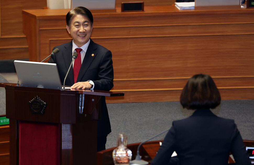 이동관 방송통신위원장이 8일 국회 본회의 대정부질문에 답변하고 있다. 연합뉴스