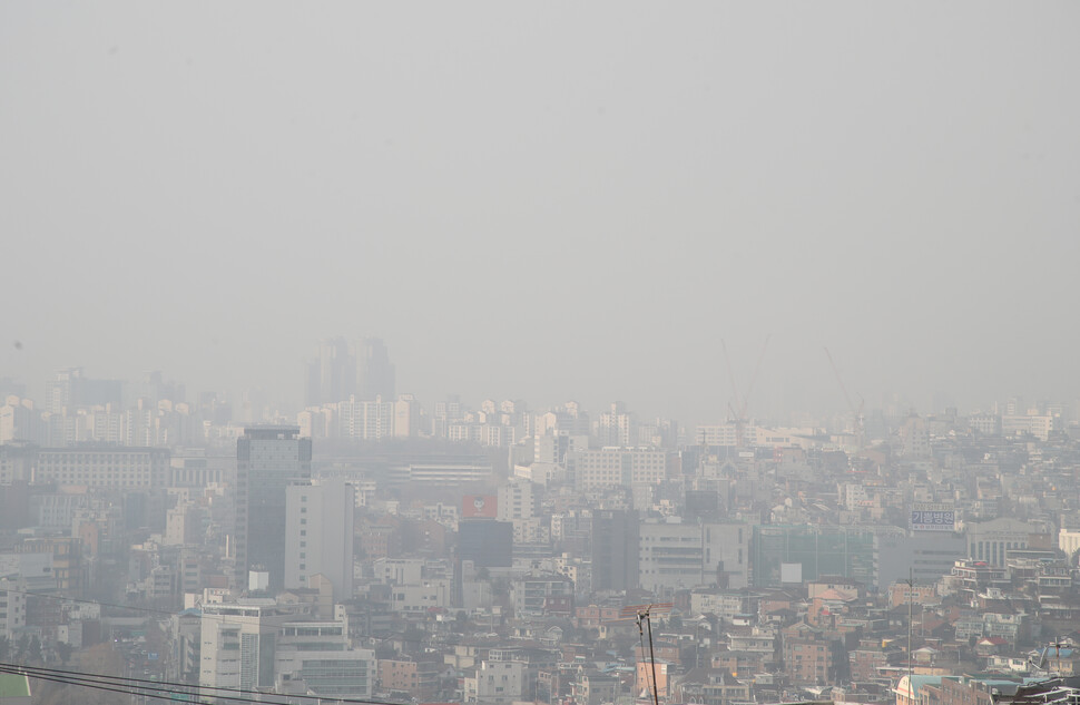 초미세먼지 농도가 “나쁨” 수준을 보인 28일 오전 서울 남산에서 바라본 시내 일대가 희뿌옇다. 연합뉴스