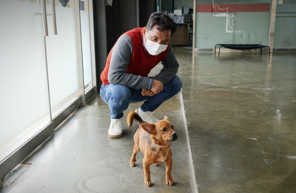 경기 화성시 이삭애견훈련소에서 만난 이찬종 소장과 반려견 똘복이.