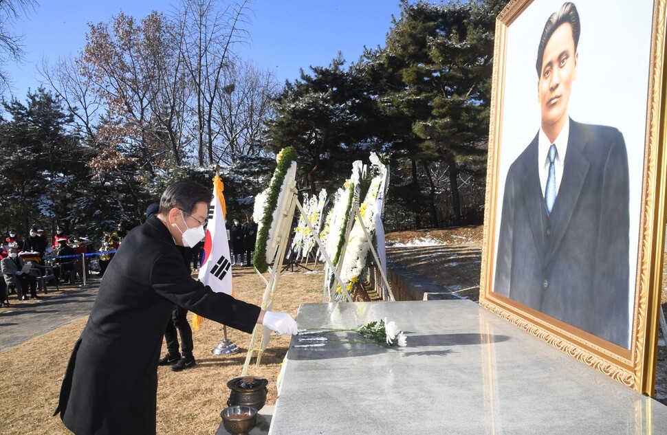 더불어민주당 이재명 대선후보가 19일 서울 효창공원에서 열린 윤봉길 의사 89주기 추모식에서 헌화하고 있다. 국회사진기자단