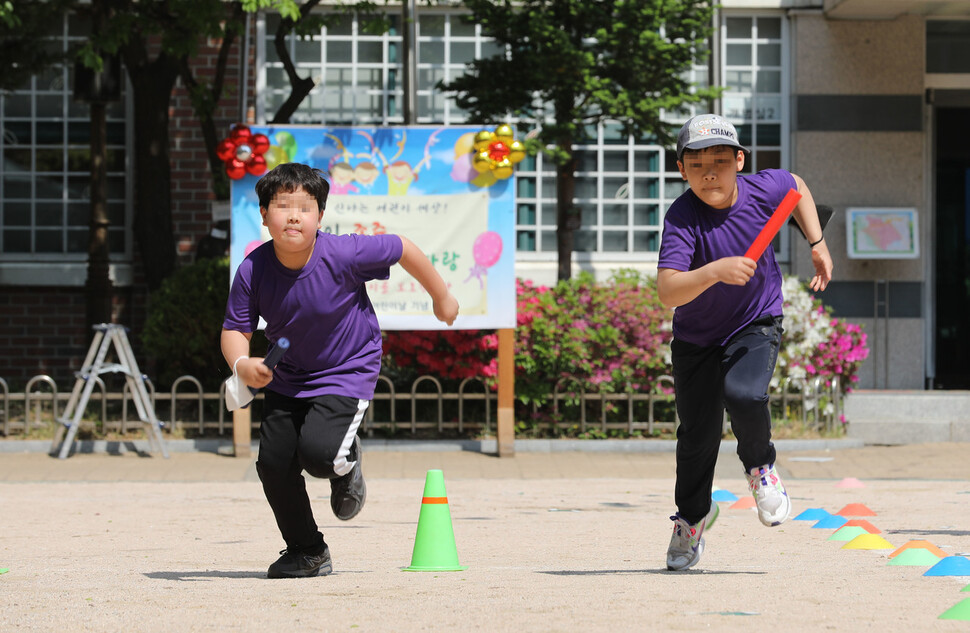 2일 오전 서울 서대문구 금화초등학교에서 열린 체육대회에서 학생들이 마스크를 벗고 이어달리기를 하고 있다. 김혜윤 기자 unique@hani.co.kr