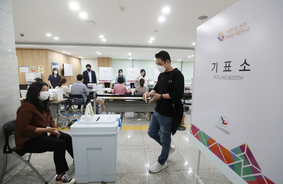 6.1 지방선거와 국회의원 보궐선거 사전투표가 시작된 27일 오후 서울 용산구 용산구의회에 마련된 사전투표소에서 유권자들이 투표하고 있다. 신소영 기자 viator@hani.co.kr