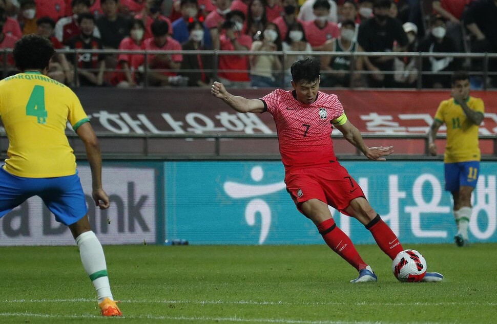 2일 오후 서울월드컵경기장에서 열린 남자 축구 국가대표팀 친선경기 한국과 브라질의 경기에서 손흥민이 슛을 시도하고 있다. 김혜윤 기자 unique@hani.co.kr