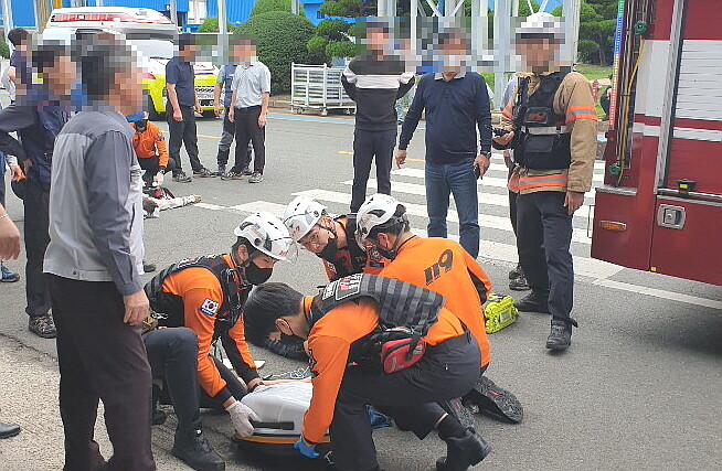 7일 아침 경남 창원시 디엘모터스 변전실에서 자동소화설비 오작동으로 이산화탄소가 배출되면서 노동자 1명이 질식해 숨지고 3명이 부상을 당했다. 창원소방본부 제공