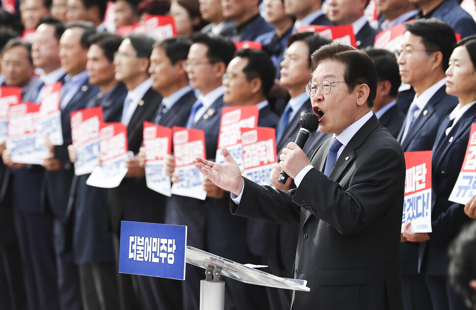 26일 국회에서 열린 더불어민주당 `민생파탄,겸찰독재 규탄대회'에서 이재명 대표가 머리발언을 하고 있다. 공동취재사진