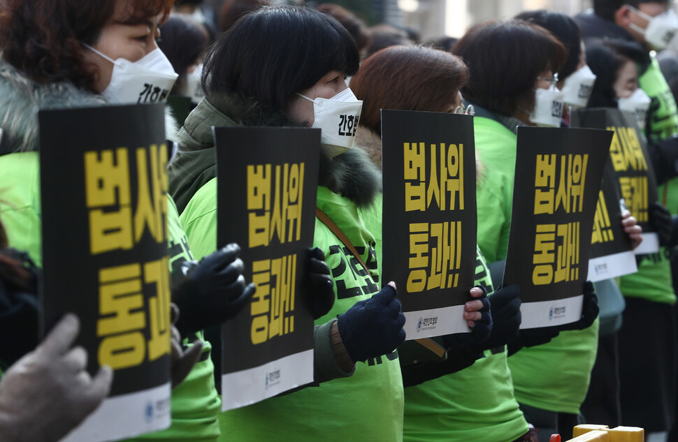 대한간호협회 회원들이 11일 오전 서울 여의도 국민의 힘 당사 앞에서 간호법 제정을 요구하는 시위를 벌이고 있다. 윤운식 선임기자 yws@hani.co.kr