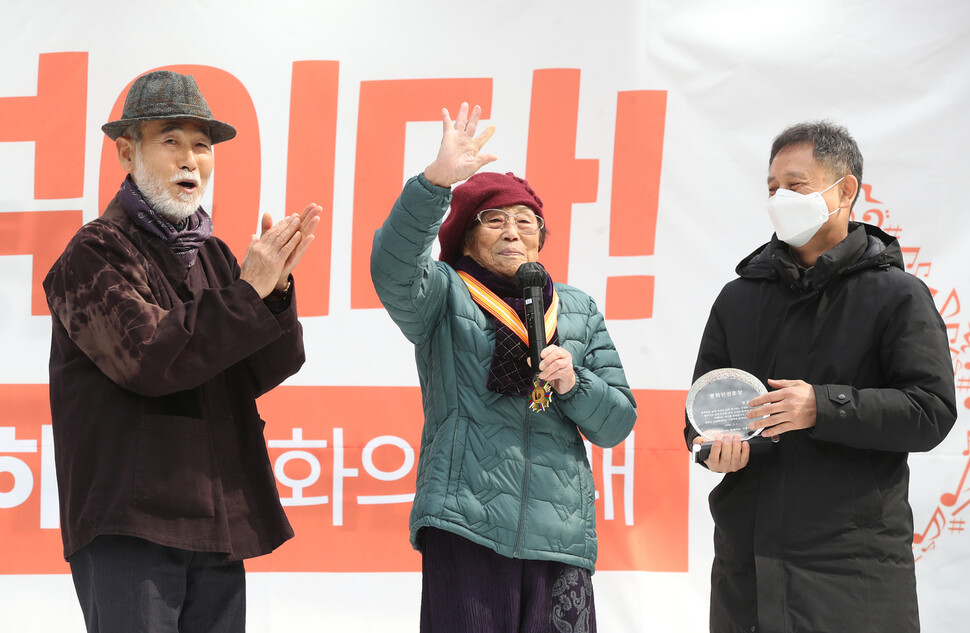 일본 강제동원 피해자 양금덕 할머니가 1일 오후 서울광장 동편에서 열린 104주년 3.1절 범국민대회에 시작에 앞서 평화인권훈장을 받은 뒤 손을 흔들며 환하게 웃고 있다. 신소영 기자 viator@hani.co.kr