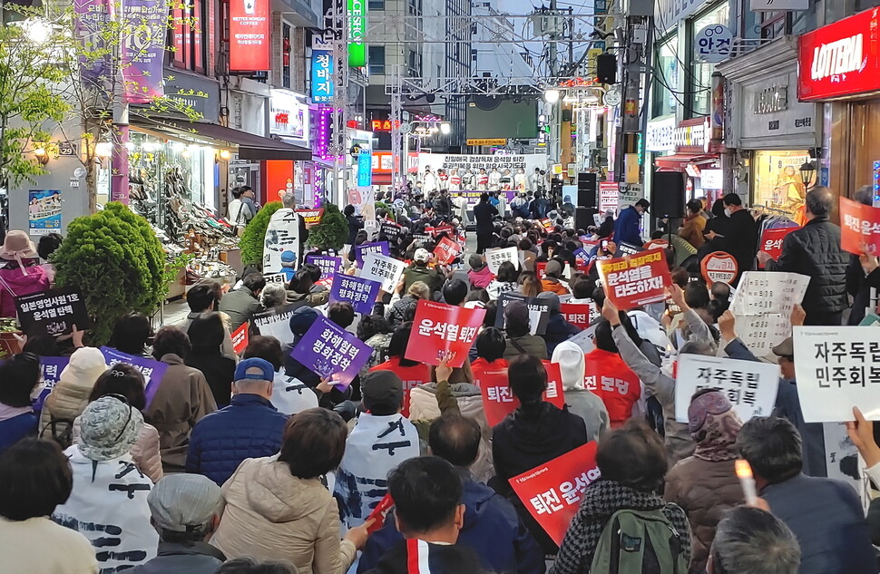 천주교 정의구현 전국사제단은 17일 저녁 경남 창원시 마산 창동사거리에서 ‘친일매국 검찰독재 윤석열 퇴진 주권회복을 위한 월요시국기도회’를 열었다. 최상원 기자