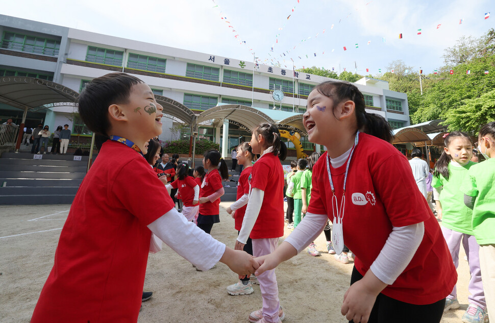 3일 오전 서울 동작구 본동초등학교에서 열린 ‘본동 놀이 한마당’ 운동회에서 재학생들이 악수로 운동회를 시작하며 즐거워하고 있다. 신소영 기자 viator@hani.co.kr