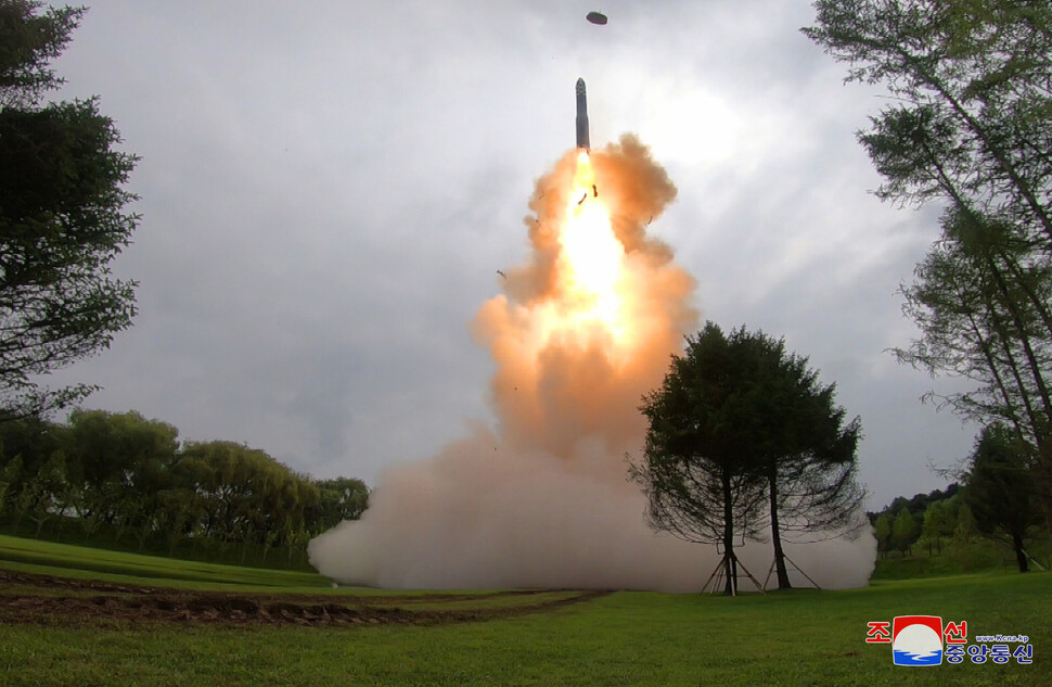 지난 7월13일 북한은 신형 고체연료 대륙간탄도미사일(ICBM) 화성-18형를 전날 시험발사 했다고 밝혔다.&nbsp; 연합뉴스