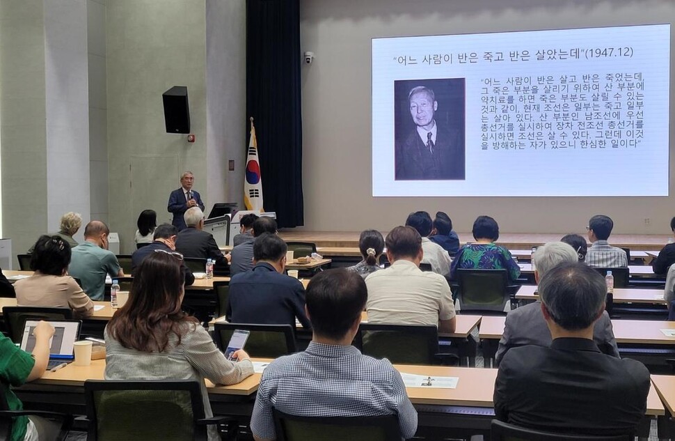 이영훈 이승만학당 교장(전 서울대 교수)이 24일 오전 강원연구원 아침공부포럼에 강사로 참석해 발언하고 있다. 강원연구원 제공