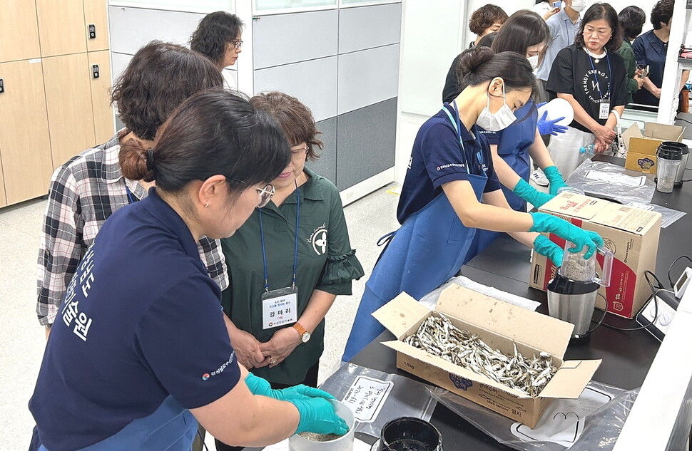 경남도는 9월부터 ‘도민 참여 수산물 방사능 검사’를 매월 1차례에서 2차례로 늘리기로 했다. 검사할 수산물의 전처리 과정을 시민들이 지켜보고 있다. 경남도 제공