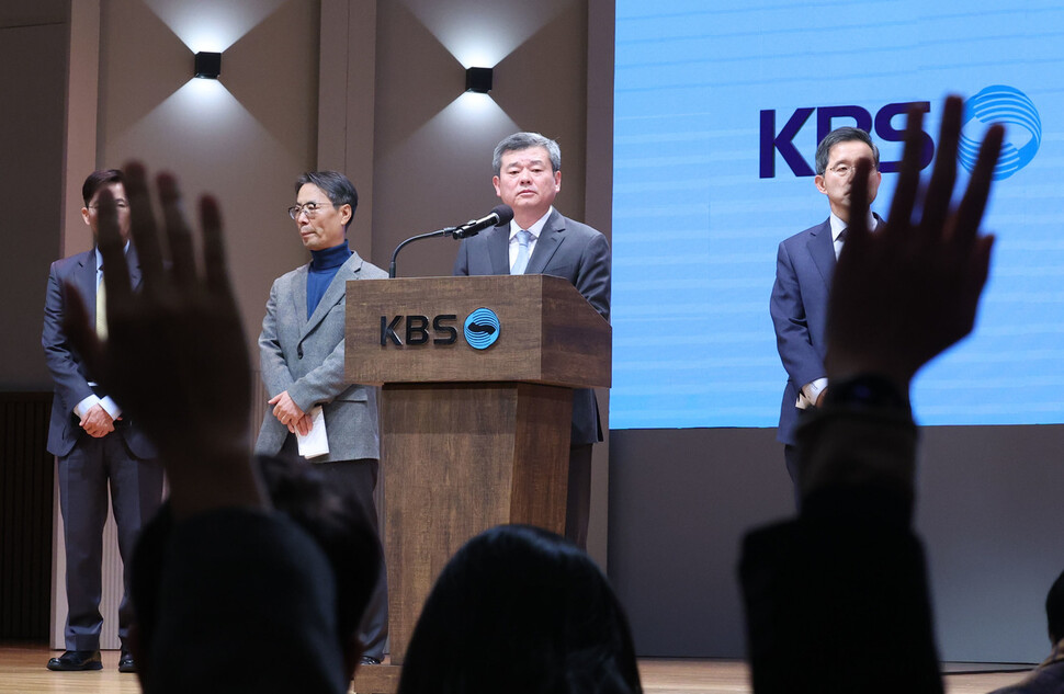 박민 신임 한국방송(KBS) 사장이 14일 오전 서울 여의도 한국방송(KBS)아트홀에서 열린 대국민 기자회견에서 질문하기 위해 손드는 취재진을 바라보고 있다. 백소아 기자