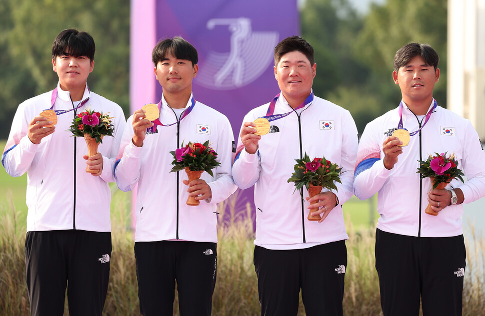 한국 골프 남자 대표팀 장유빈, 조우영 임성재, 김시우(왼쪽부터)가 10월1일 중국 항저우 서호 국제 골프코스에서 열린 2022 항저우아시안게임 골프 남자 단체전 금메달을 획득하고 시상대에 올라 금메달을 들어보이고 있다. 연합뉴스