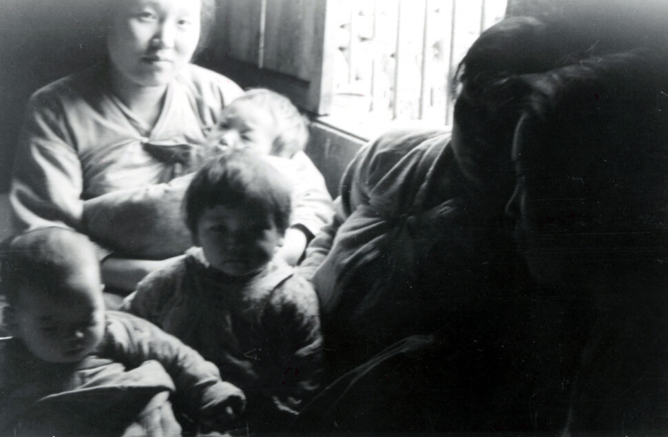 1951년 3월 14일 부산의 주한 미8군 사령부 제1 포로수용소에 수감된 민간인 여성 포로의 모습.