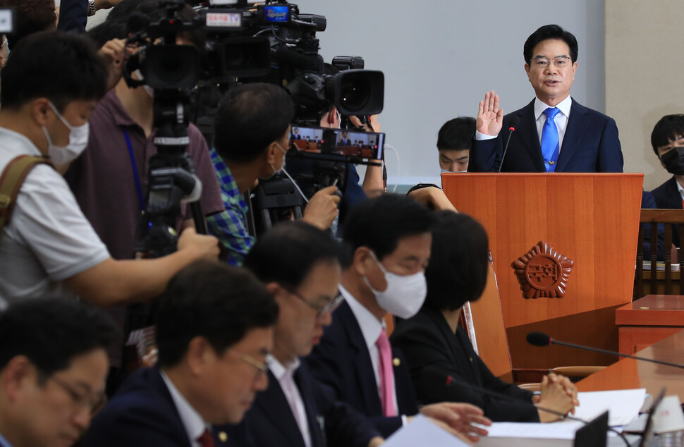 김창룡 경찰청장 후보자가 20일 오전 서울 여의도 국회에서 열린 인사청문회에서 선서하고 있다. 연합뉴스