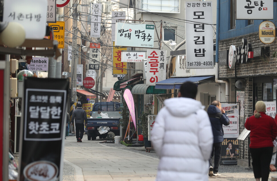 서울시, 경기도, 인천시 수도권 3개 시도가 오는 23일부터 내년 1월 3일까지 '5인 이상'의 사적 모임을 금지하는 내용의 행정명령을 발동함에 따라 방역 효과에 관심이 쏠린다. 일각에선 이번 조치가 수도권에 국한되는 만큼 가까운 비수도권에서 모임을 하는 '풍선효과'가 생길 수도 있고, 사적 모임까지 하나하나 다 관리할 방법도 없다는 것에 우려를 제기하고 있다. 사진은 22일 서울 시내 식당가 모습. 연합뉴스