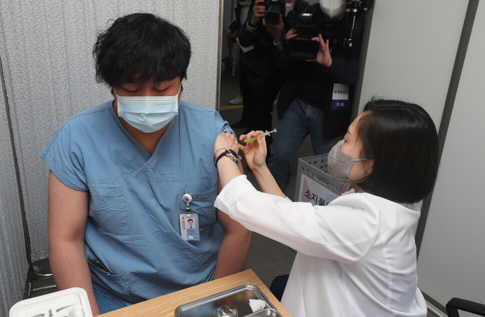 27일 오전 서울 중구 국립중앙의료원 중앙예방접종센터에서 한 의료 종사자가 화이자 백신을 맞고 있다. 사진공동취재단