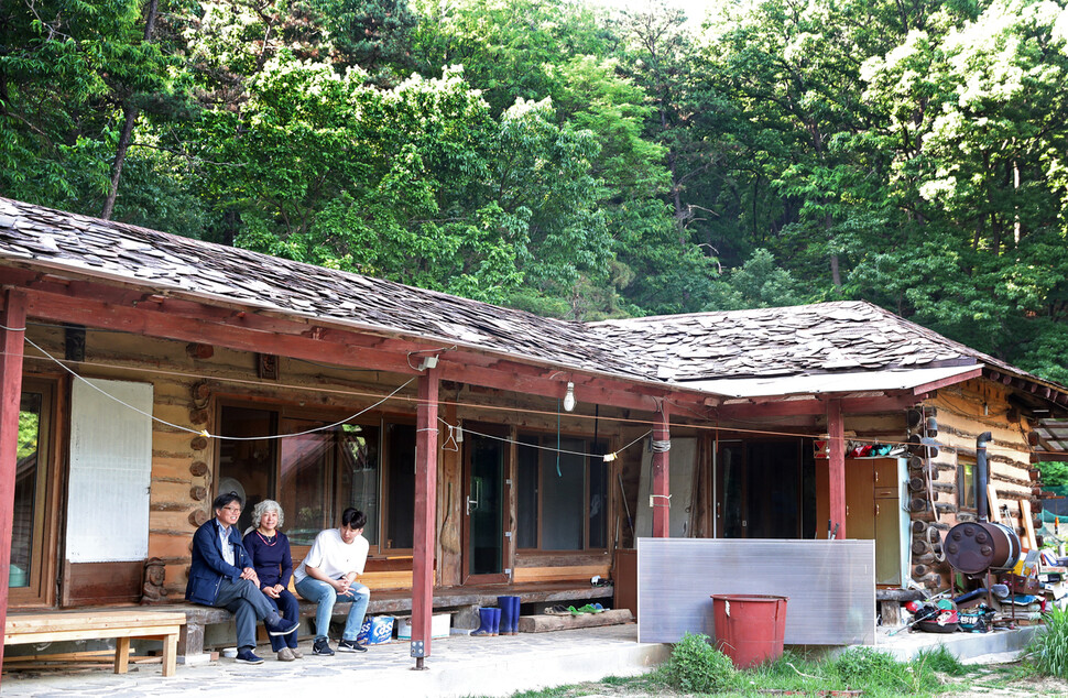 강수돌 전 고려대 교수가 지난달 27일 오후 세종시 조치원읍 신안리 자택 마루에서 부인, 막내아들과 얘기를 나누고 있다. 나무로 모서리를 맞추고 황토로 벽을 메운 친환경적인 귀틀집을 1999년에 지어서 지금까지 살고 있다. 세종/이정용 선임기자 lee312@hani.co.kr