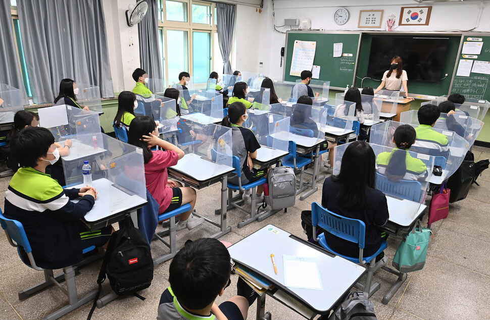 수도권 중학교의 등교 수업이 확대된 14일 오전 서울 양천구 월촌중학교에서 학생들이 수업 시작 전 담임교사로부터 방역 수칙을 교육받고 있다. 사진공동취재단