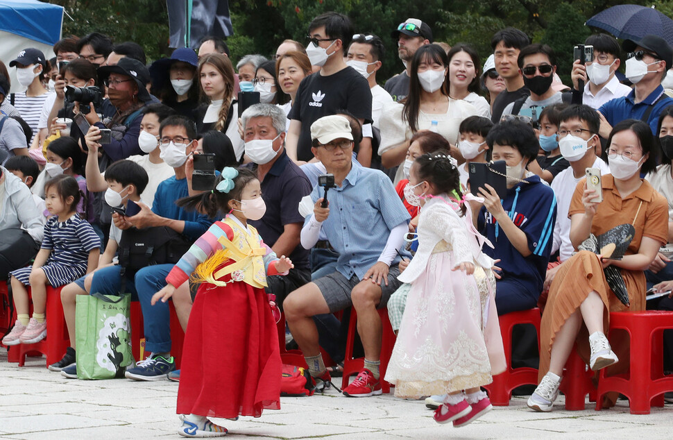 추석 연휴 마지막 날인 12일 오후 서울 종로구 국립민속박물관을 찾은 시민과 외국인 관광객들이 사물놀이 공연 등을 보며 즐거운 시간을 보내고 있다. 신소영 기자 viator@hani.co.kr