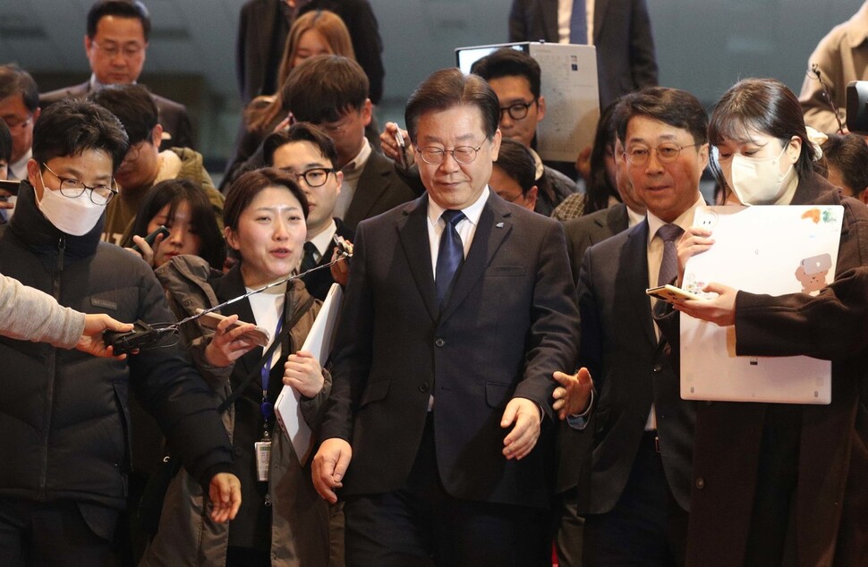 이재명 더불어민주당 대표가 27일 국회에서 열린 본회의를 마친 뒤 걸어 나오고 있다. 김봉규 선임기자