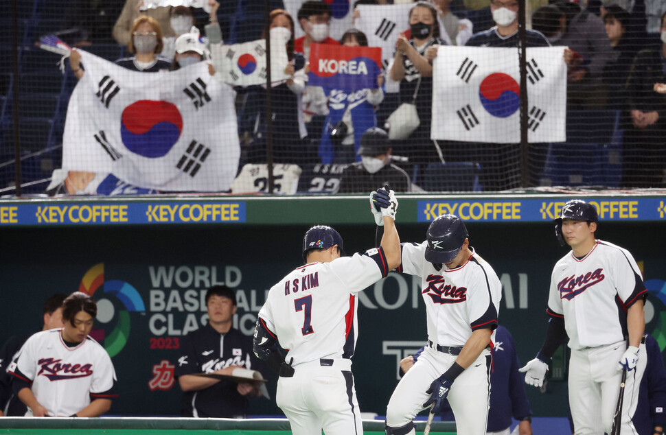 김하성(왼쪽)이 12일 일본 도쿄돔에서 열린 2023 세계야구클래식(WBC) B조 본선 1라운드 조별리그 체코와 경기 7회말 무사 상황에서 이날 두 번째 홈런을 친 뒤 동료들과 조용히 기쁨을 나누고 있다. 도쿄/연합뉴스