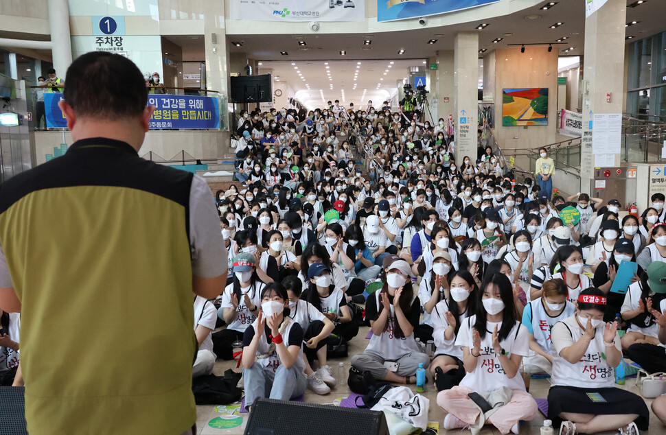 부산대병원 로비에서 보건의료노조 부산대병원지부 관계자가 조합원에게 중재안을 설명하고 있다. 연합뉴스