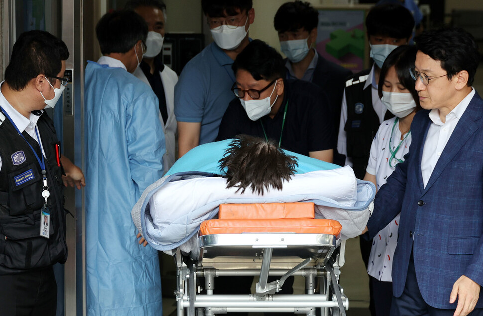 이재명 민주당 대표가 18일 오전 서울 여의도 성모병원에서 녹색병원으로 이송되고 있다. 김경호 선임기자 jijae@hani.co.kr