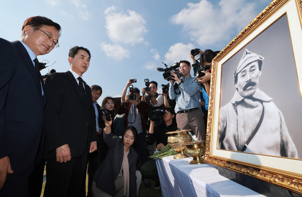 우원식 홍범도장군기념사업회 이사장(왼쪽)이 박민식 보훈부 장관과 홍범도 장군 영정사진을 보며 대화하고 있다. 김혜윤 기자