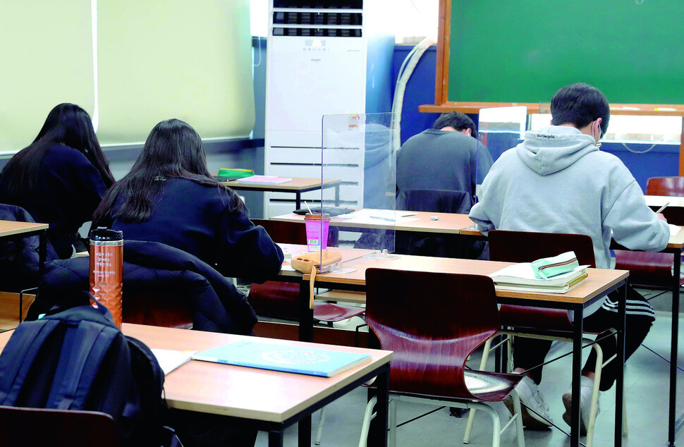 경기도 광명시 하안동 한 학원에서 학생들이 공부를 하고 있는 모습. 광명/신소영 기자 viator@hani.co.kr