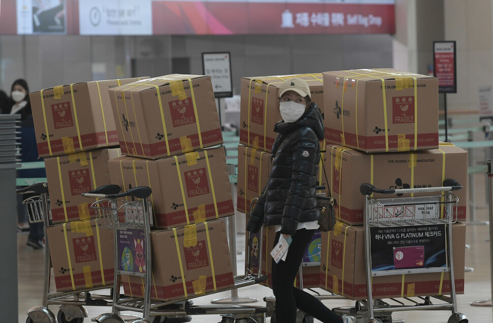 29일 인천국제공항 출국장에 중국 여행객들이 한국에서 구입한 마스크가 박스째 쌓여있다. 인천공항/공동취재사진