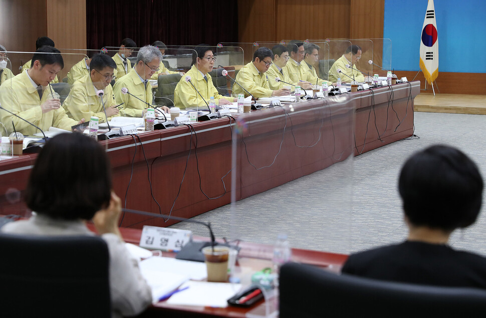 양승조 충남도지사가 7일 충남도청 대회의실에서 열린 비상경제상황 점검회의를 주재하고 있다. 충남도 제공