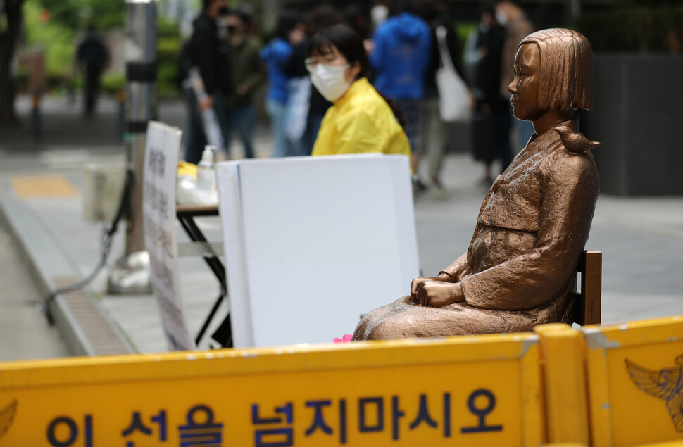 반아베반일 청년학생공동행동 회원이 12일 오전 서울 종로구 중학동 옛 일본대사관 앞에서 ‘2015 한-일 합의 폐기’와 ‘소녀상 철거 반대’ 등을 촉구하며 1596일째 철야농성을 벌이고 있다. 이종근 기자 root2@hani.co.kr