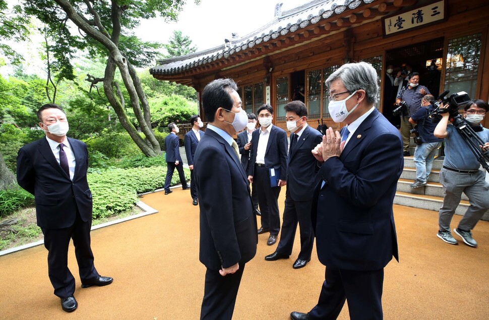 정세균 국무총리(왼쪽 둘째)가 1일 서울 삼청동 총리공관에서 열릴 예정이었던 노사정 대표자협약식에 참석하던 중 이재갑 고용노동부 장관으로부터 민주노총의 불참 소식을 듣고 있다. 백소아 기자