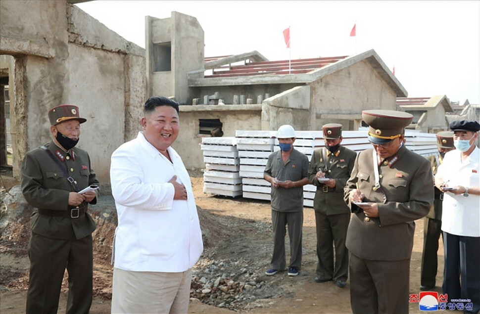 김정은 국무위원장이 황해북도 황주군 광천닭공장 건설 현장을 찾았다고 &lt;노동신문&gt;과 &lt;조선중앙통신&gt;이 23일 보도했다. 조선중앙통신 연합뉴스