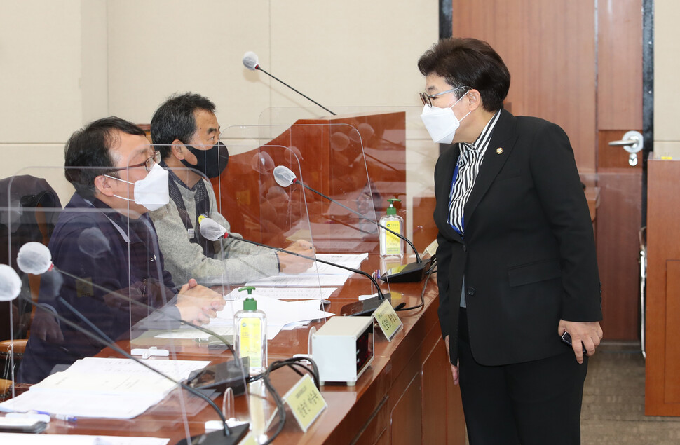 18일 국회에서 열린 국회 환경노동위원회의 ILO 핵심협약 비준 준비를 위한 입법 공청회에서 임이자 국민의힘 간사가 진술인으로 참석한 민주노총, 한국노총 관계자와 대화를 하고 있다. 연합뉴스