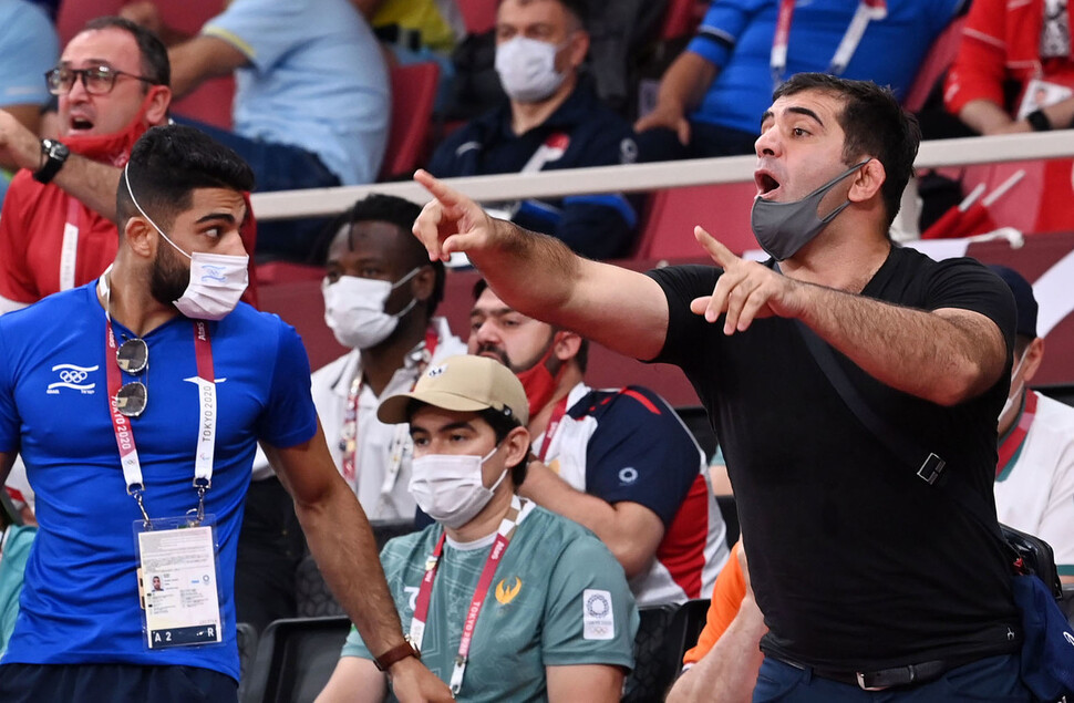 28일 일본 도쿄 일본 무도관에서 열린 유도 남자 90kg급 경기에서 관계자들이 마스크를 벗은 채 응원을 하고 있다. 도쿄/올림픽사진공동취재단