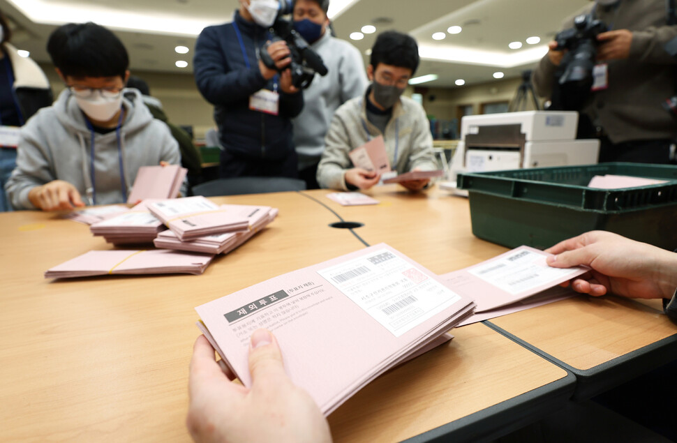 제20대 대선을 일주일 앞둔 2일 오전 인천국제공항 국제우편물류센터에서 중앙선관위, 외교부, 우정사업본부 관계자 등이 외교행낭을 통해 국내로 회송된 재외투표지 확인 및 분류작업을 하고 있다. 외교행낭을 통해 국내로 발송된 재외투표지는 인천공항에 도착하면 외교부에서 중앙선거관리위원회로 인계된다. 중앙선관위는 인수한 외교행낭에서 재외투표 및 재외선거관계서류를 분리하고 재외투표를 우정사업본부에 인계하면 우정사업본부는 재외선거인 등의 주소지 구·시·군선거관리위원회로 투표용지를 발송한다. 인천공항/연합뉴스