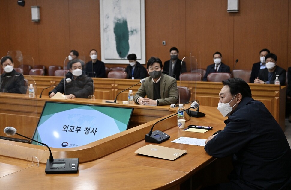 윤석열 대통령 당선자가 19일 서울 종로구 외교부 청사에서 집무실 이전과 관련한 보고를 받고 있다. 대통령직 인수위원회 제공