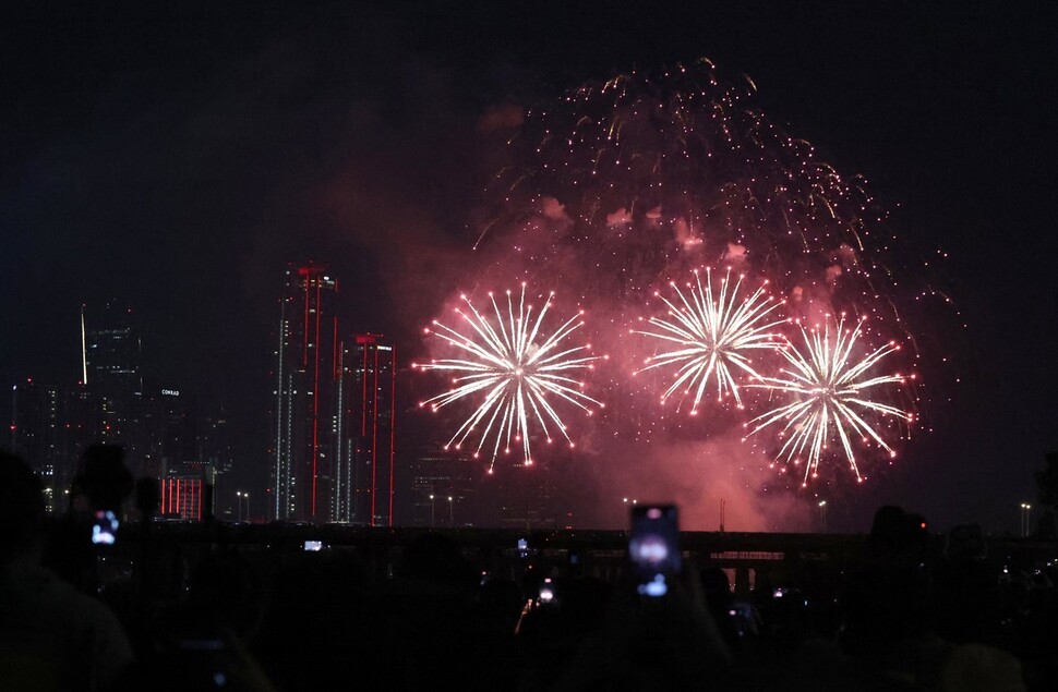 7일 밤 서울 영등포구 여의도 한강공원에서 ‘서울세계불꽃축제 2023’의 화려한 불꽃이 가을밤을 수놓고 있다. 강창광 선임기자