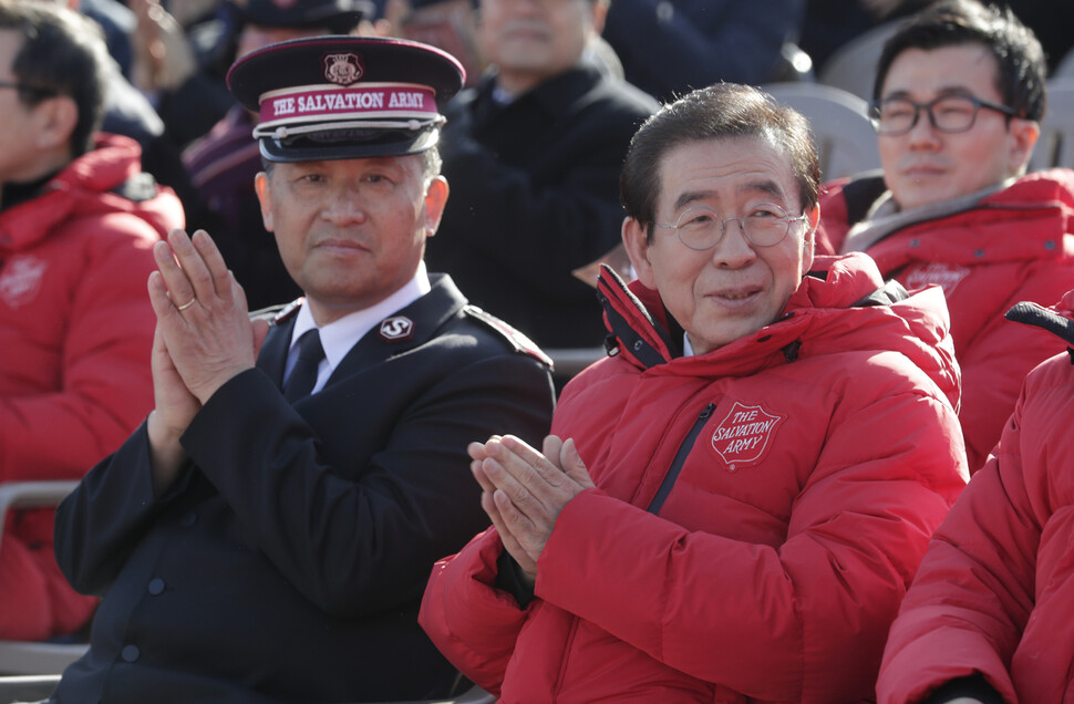 김필수 구세군한국군국 사령관(왼쪽)과 박원순 서울시장이 29일 서울 종로구 광화문광장에서 열린 12019 구세군자선냄비 시종식\'에서 박수를 치고 있다. 김혜윤 기자