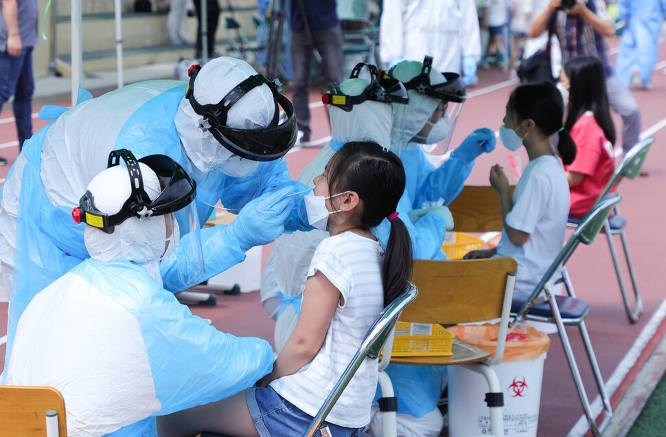 대전시 의료진이 지난 2일 대전 천동초에서 전교생을 대상으로 검체를 채취하고 있다. 대전시 제공